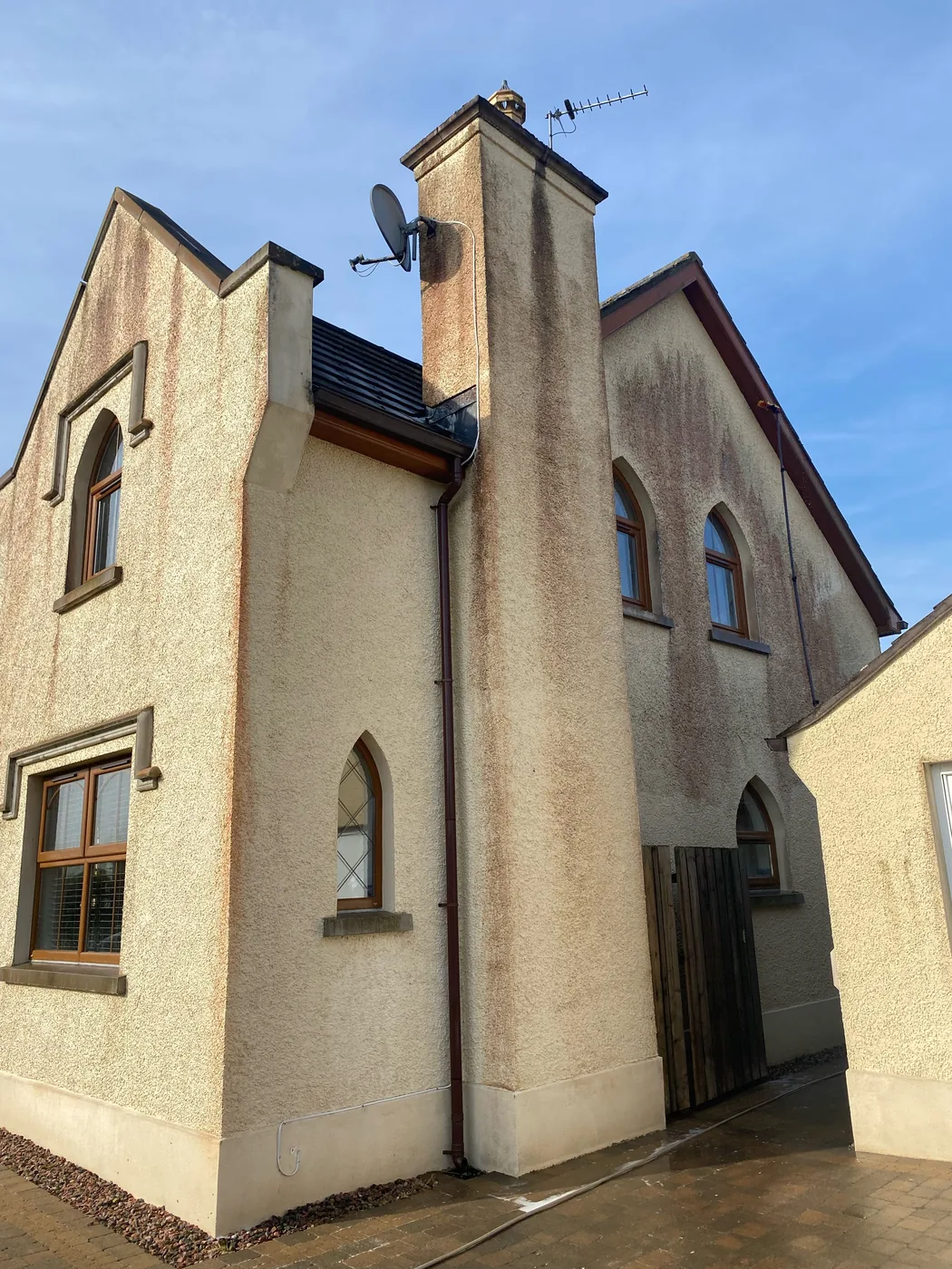 Side wall and chimney with visible staining before soft washing